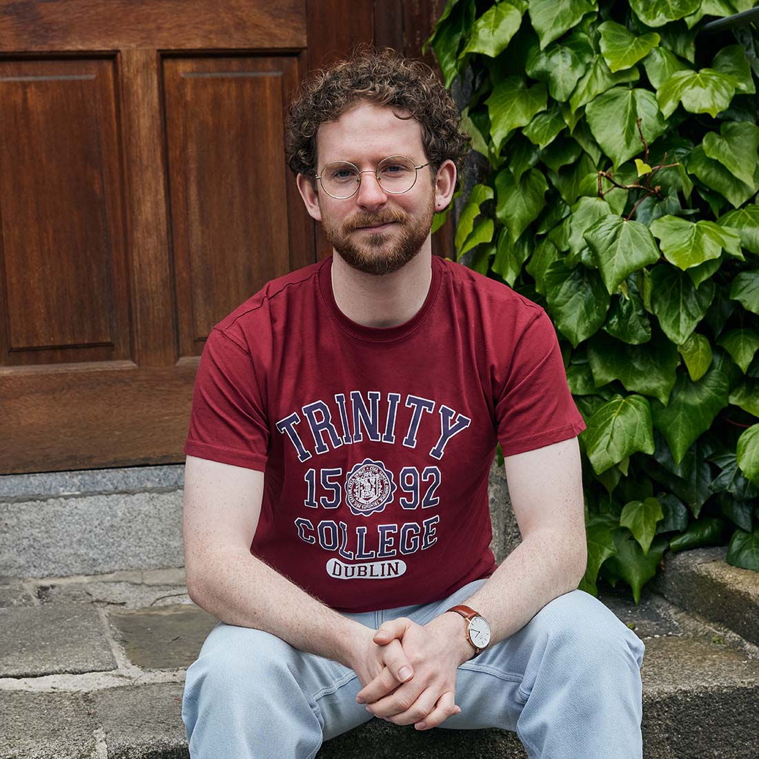 Trinity College Dublin 1592 T-shirt Burgundy - Image 3