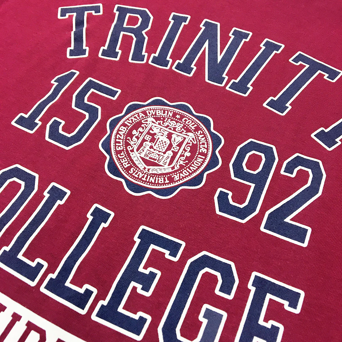 Trinity College Dublin 1592 T-shirt Burgundy - Image 4