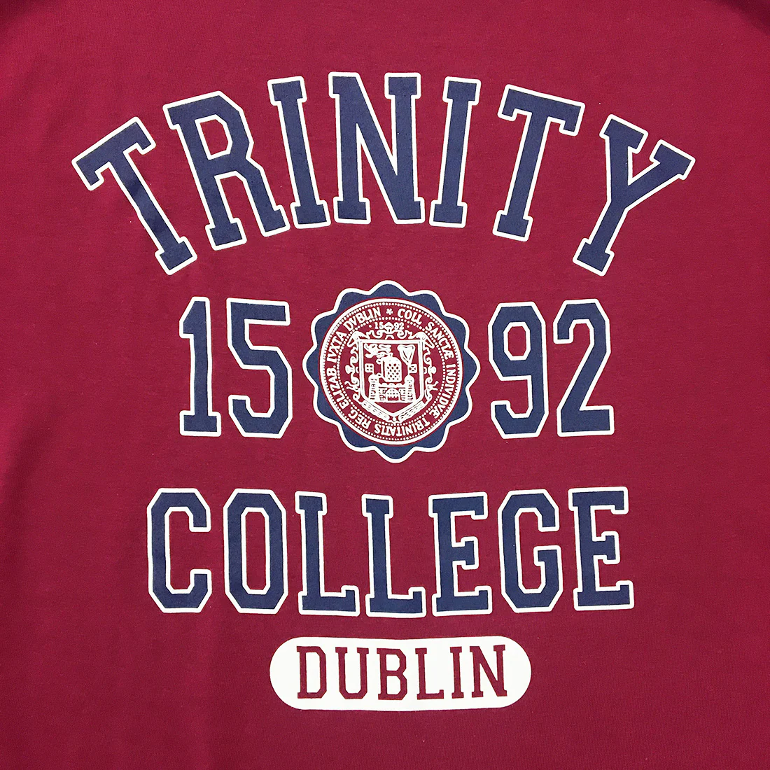 Trinity College Dublin 1592 T-shirt Burgundy - Image 5